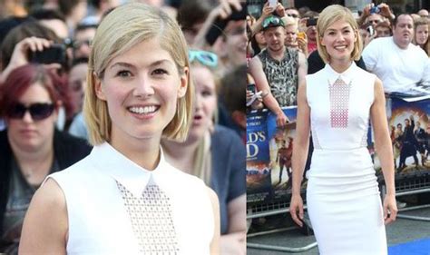 rosamund pike lingerie|Sexy and chic: Rosamund Pike flashes her pink bra as she wears。